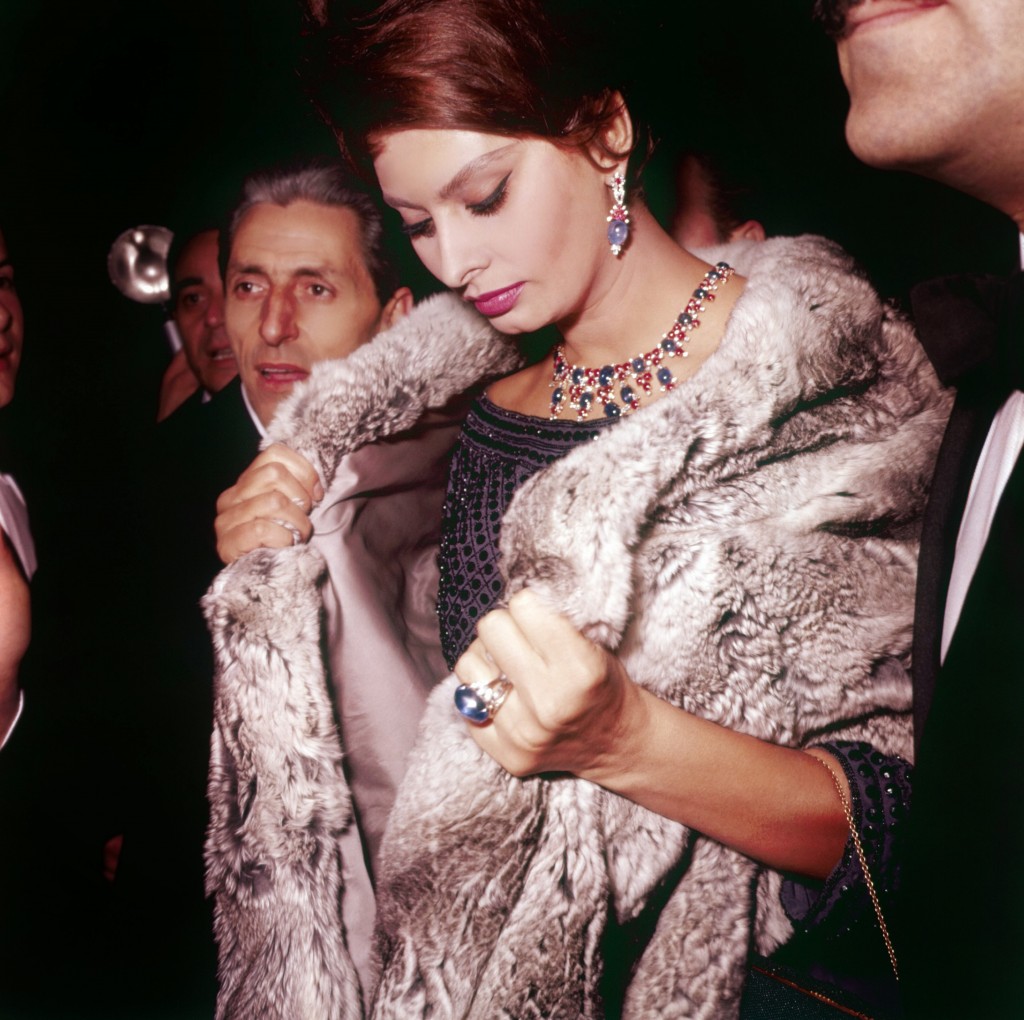 Sophia Loren in a Bulgari parure of cabochon sapphires and rubies highlighted with diamonds, 1960. Photo: Archivi Farabola 